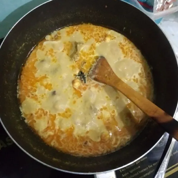 Masukkan iga yang sudah direbus, tambahkan susu cair, bubuk fibercreme, dan garam. Aduk rata dan koreksi rasa, masukkan beras, aduk-aduk dan matikan.