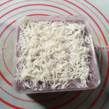 Beri parutan keju sesuai selera. Pasang tutup box kemudian simpan di kulkas minimal 4 jam sebelum disantap.