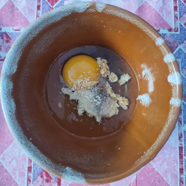 Pecahkan telor, tambahkan tumisan bawang putih, garam, merica bubuk dan kaldu jamur.
