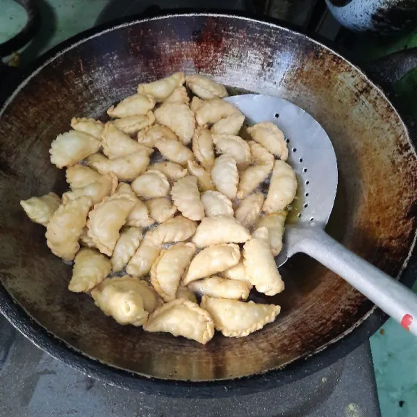 Goreng pastel sampai garing kecokelatan, gunakan minyak yang panas agar hasilnya lebih bagus.