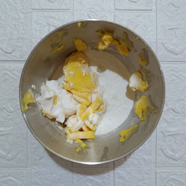 Mixer margarin dan gula halus asal rata