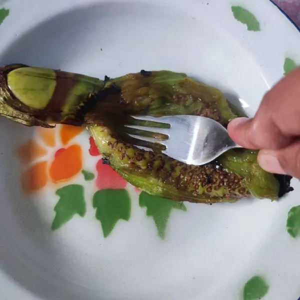 Kupas kulitnya, kemudian haluskan dengan garpu.