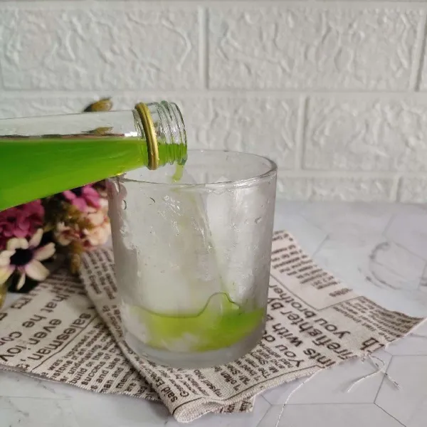 Kemudian tuang sirup melon ke dalam gelas. Jika ingin lebih manis, bisa ditambahkan takaran sirup.
