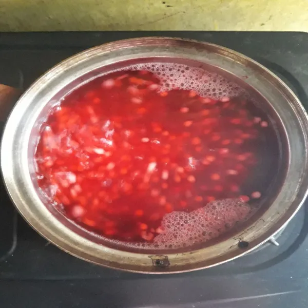 Rebus sagu mutiara dengan pewarna merah hingga matang.