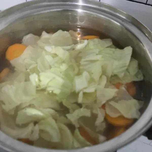 Masukkan bakso ikan dan kubis , garam, gula, penyedap rasa