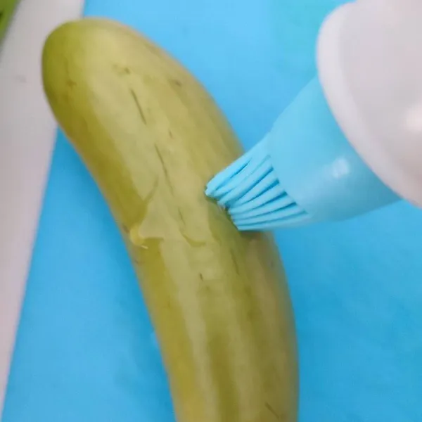 Cuci bersih terong, kemudian lap hingga tiris. Oles dengan minyak hingga merata.