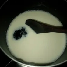 Buat vla, masukkan susu uht, kental manis dan selai blueberry ke dalam panci. Masak sampai mendidih.