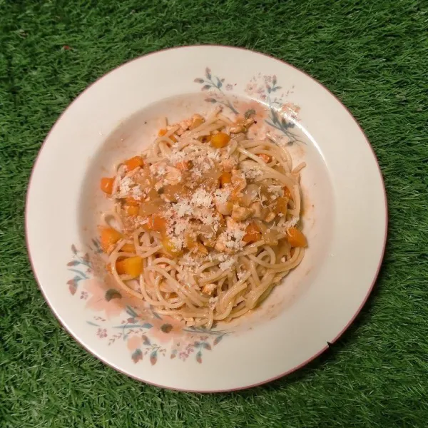 Spaghetti Bolognese versi rumahan siap disajikan, tambahkan keju parut lebih nikmat
