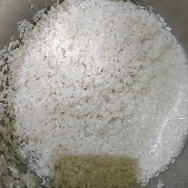 Cuci bersih beras, tiriskan.