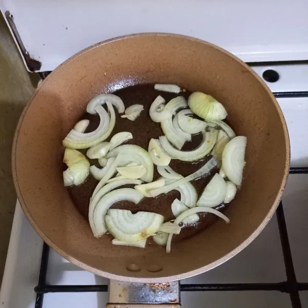 Tumis irisan bawang bombay dan bawang putih dengan minyak secukupnya hingga harum.