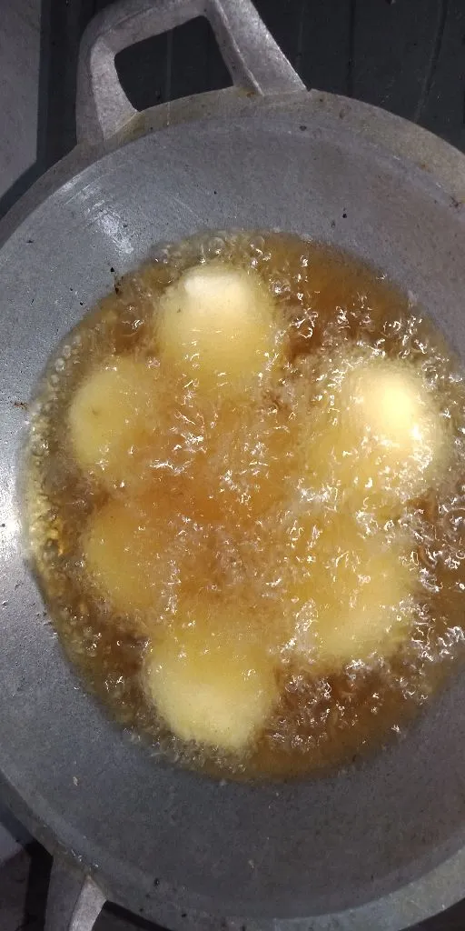 Goreng dengan api sedang cenderung kecil. Jika sudah matang, angkat, tiriskan, dan sajikan.