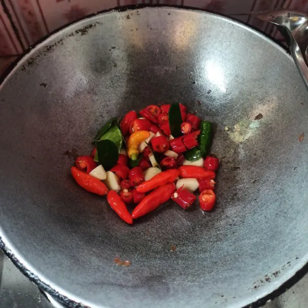Goreng bawang putih, cabai merah, daun jeruk dan kencur sampai harum dan matang. Setelah matang, angkat dan tiriskan.