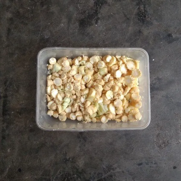 Bersihkan baby corn. Potong sesuai selera.