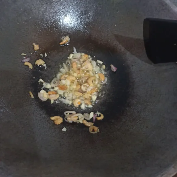 Tumis bawang merah dan bawang putih yang sudah diiris lalu masukkan ebi.