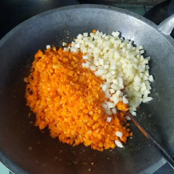 Masukkan wortel dan kentang, lalu tambahkan sedikit air. Masak sampai empuk.