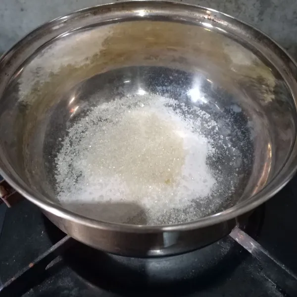 Masukkan bubuk jelly dan gula pasir ke dalam panci.