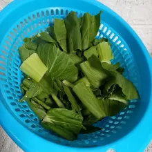 Potong-potong pakcoy dan cuci sampai bersih.