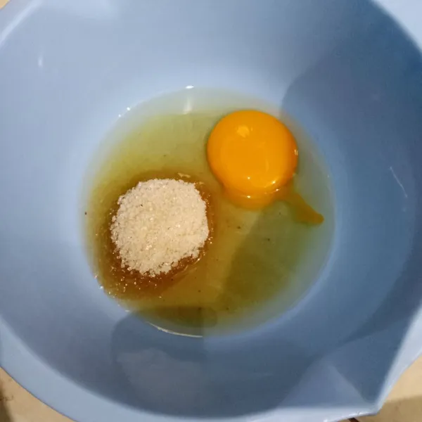 Kocok telur dan gula pasir hingga gula larut.