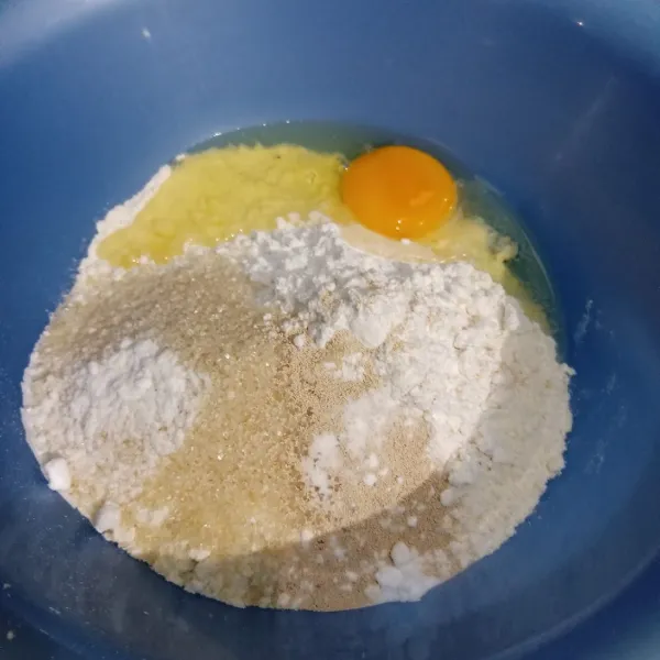 Masukkan tepung terigu, tepung tapioka, gula pasir, telur, baking soda, ragi dan air.