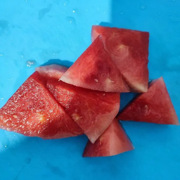 Potong-potong buah semangka, sisihkan.