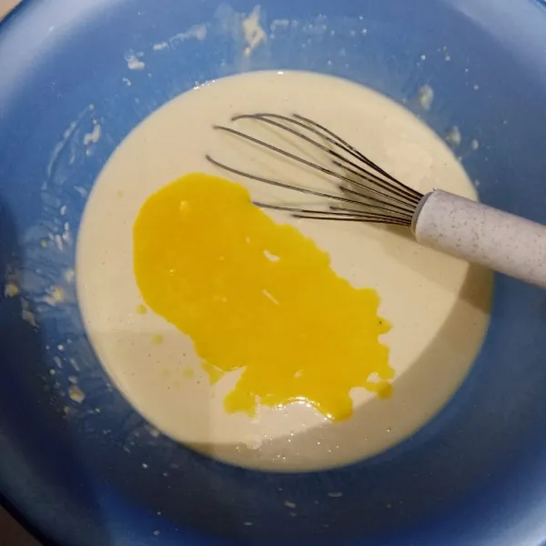 Masukkan margarin cair, aduk lagi hingga larut.