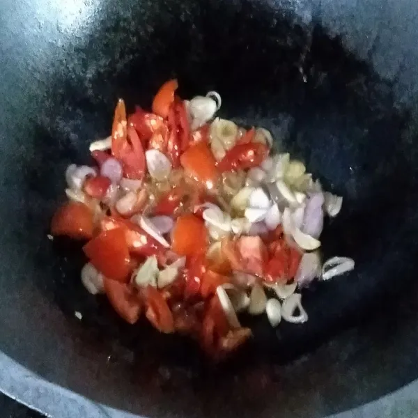 Masukkan Lombok dan tomat