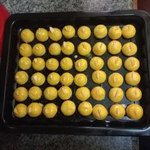 Keluarkan kue dan olesi dengan kuning telur.