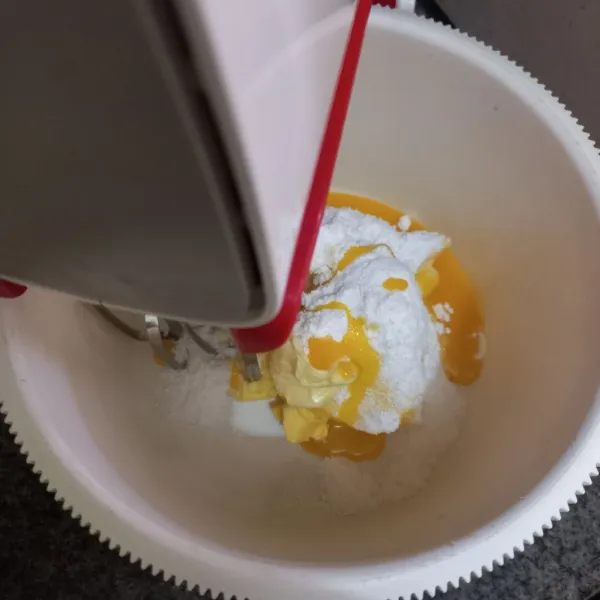 Mixer margarin, butter, kuning telur dan gula halus sebentar saja asal rata.