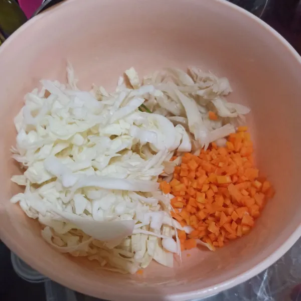 Cuci bersih sayur lalu potong sesuai selera.