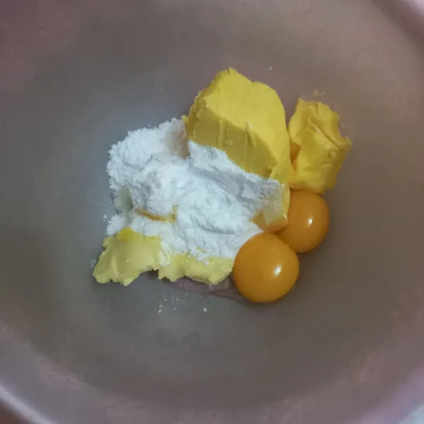 Mixer butter, margarin, kuning telur dan gula halus hingga rata.