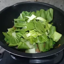 Masukkan air dan pakcoy.