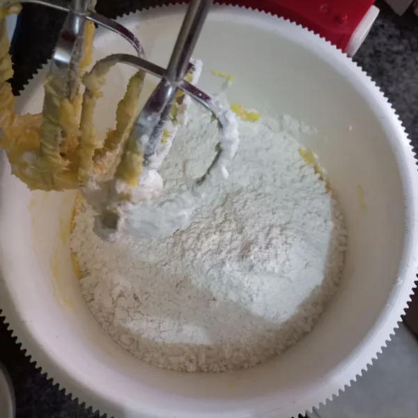 Masukkan tepung terigu yang sudah diayak, tepung maizena, susu bubuk dan vanili bubuk.