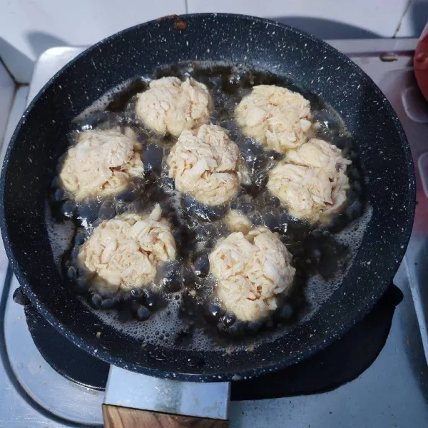 Langsung goreng di minyak yang sudah dipanaskan hingga matang. Tiriskan, angkat dan sajikan.