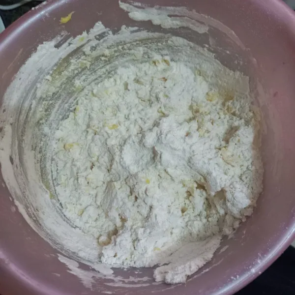 Masukkan tepung terigu yang sudah diayak, tepung maizena, susu bubuk dan vanili bubuk.