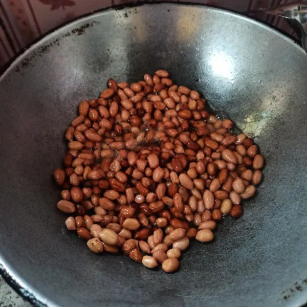 Cuci bersih kacang tanah kemudian goreng hingga matang, setelah matang, angkat dan tiriskan.