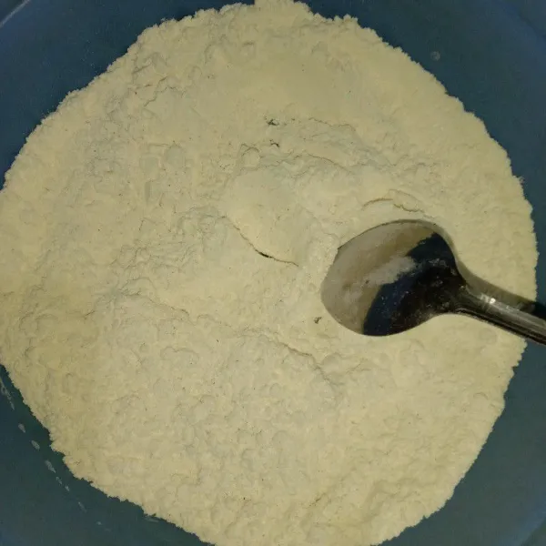 Siapkan tepung bumbu serbaguna dalam wadah yang cukup besar.
