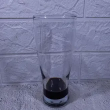 Masukkan sirup gula aren ke dalam gelas.
