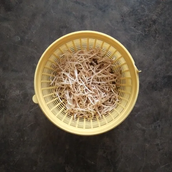 Siapkan kecambah kecil. Cuci hingga bersih dan tiriskan. Taburkan bersama bawang goreng saat menyajikan rawon dan nasi.