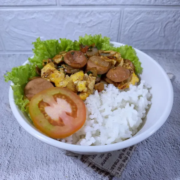 Sajikan rice bowl dengan isian pelengkapnya.
