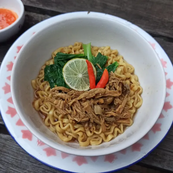 Beri ayam suwir, pakcoy rebus, jeruk nipis, cabe rawit dan sajikan dengan sambal rebus dan kecap manis sesuai selera.