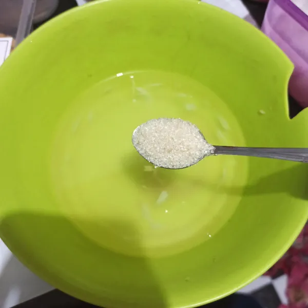 Tambahkan gula pasir. Aduk hingga larut.