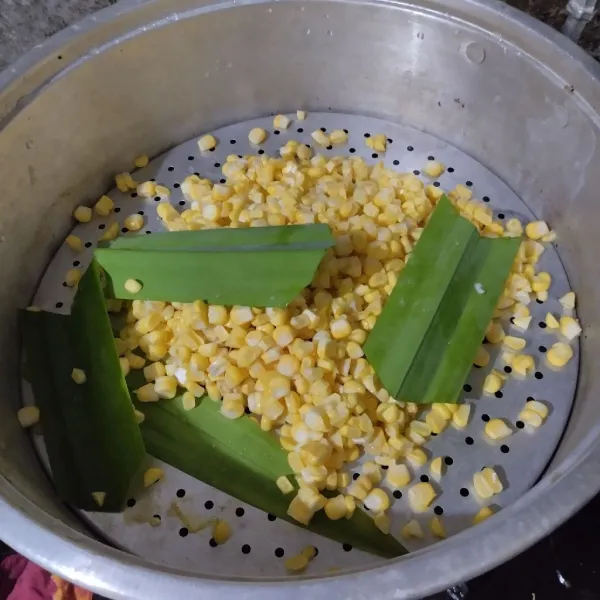 Taruh di panci kukusan, tambahkan daun pandan.