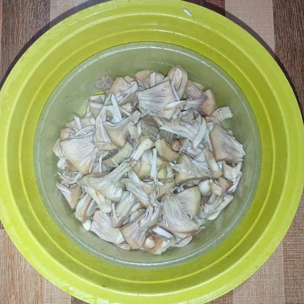 Potong-potong nangka muda lalu rebus sampai matang, buang air nya