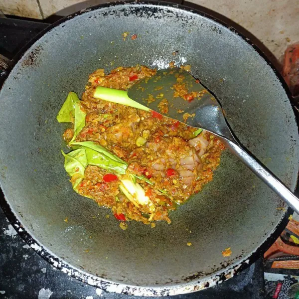 Tumis bumbu uleg sampai harum lalu tambahkan serai, daun salam serta ebi