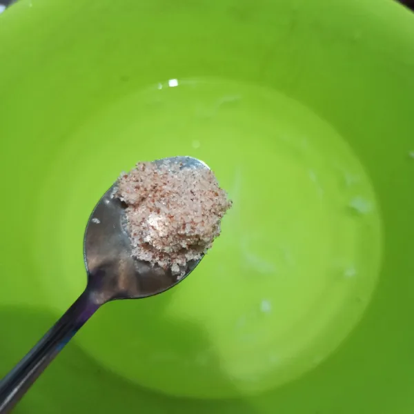 Siapkan air kelapa, beri garam himalaya. Aduk rata.