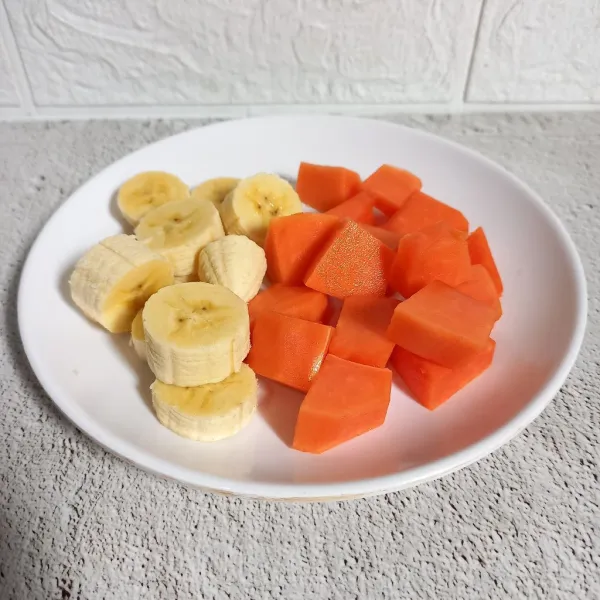 Potong-potong buah pepaya dan pisang.