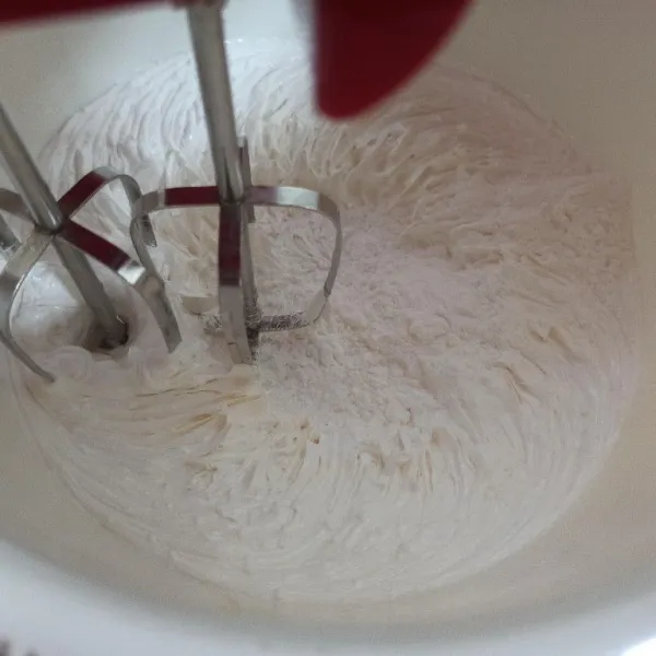 Selanjutnya masukkan tepung maizena, susu bubuk dan vanilla extract, mixer hingga tercampur rata.