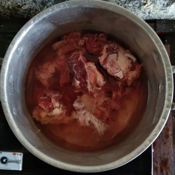Bersihkan balungan dan daging. Iris-iris daging. Masukkan kedalam panci dan tambahkan air, rebus 5-10 menit.