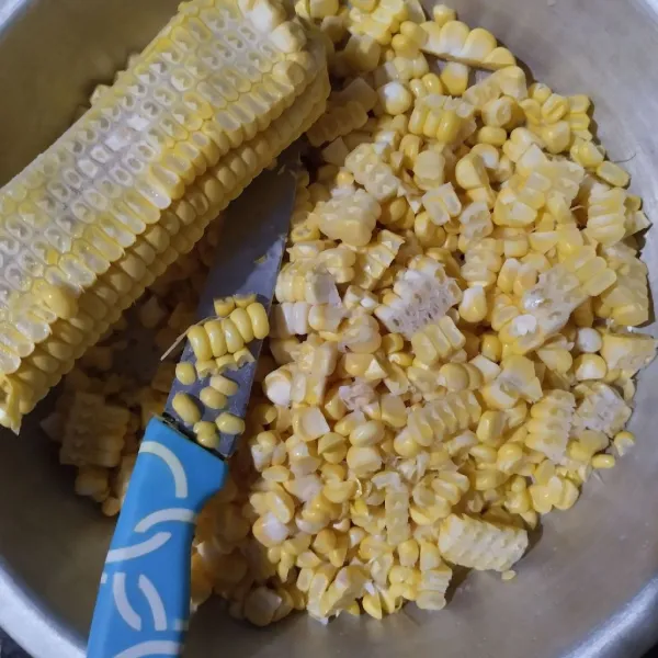 Serut jagung manis. Lalu cuci bersih.