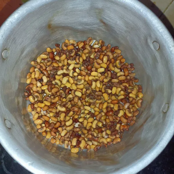 Rebus tolo sampai empuk, jangan buang air rebusan nya (air rebusan tolo digunakan untuk menambah citarasa serta membuat kuah jadi lebih kental)
